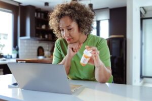 A person reading information online, reflecting the importance of understanding the risks of combining alcohol with Lexapro®, including potential liver issues and worsened depression.