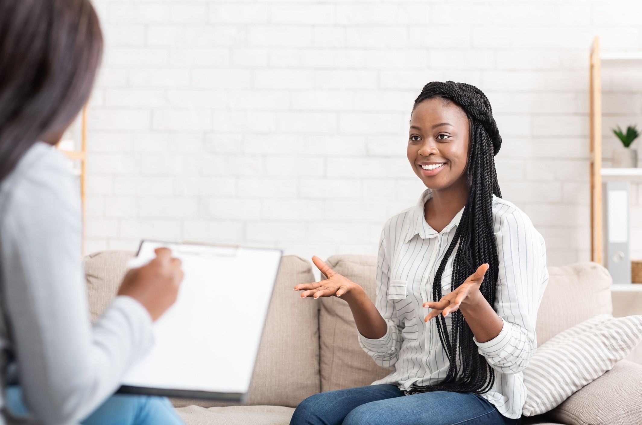 therapist and patient using cognitive behavioral therapy cbt for depression